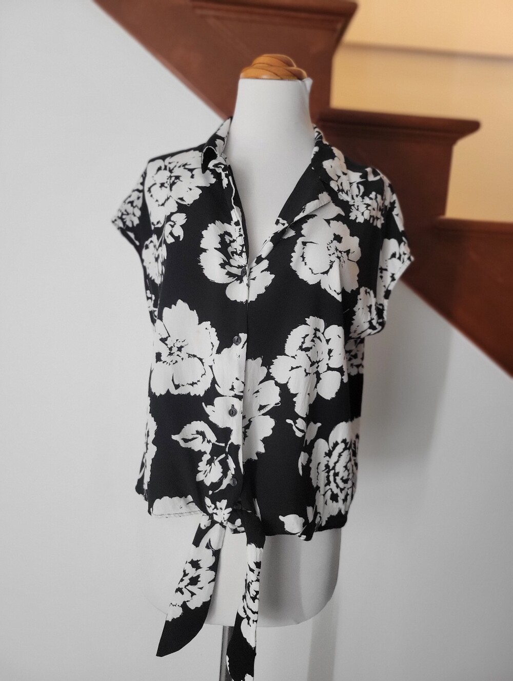 Black Rainn Black & White Floral Tie-Front Blouse Size M